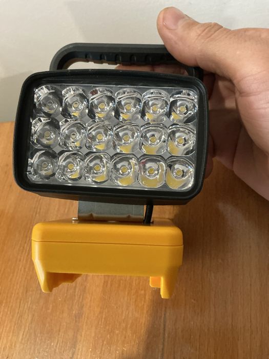 прожектор на акумулятор DeWalt яскрава енергоощадлива лампа надійна