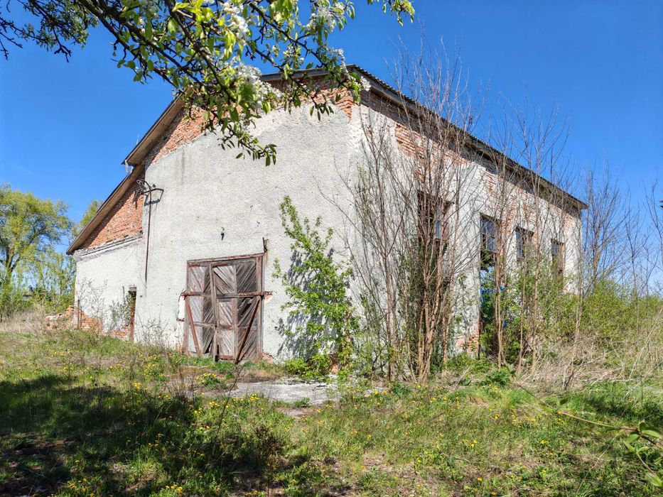 Продаж комплексу будівель тракторної бригади з столовою в м. Скалат Тернопільської області