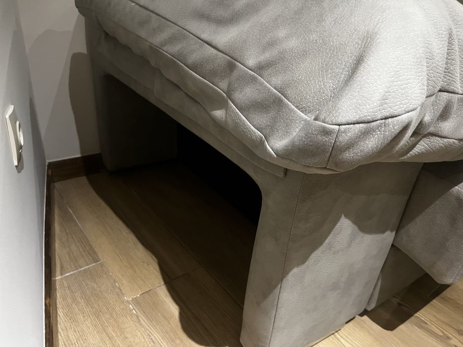 Sofá sala de estar cinza com pufs