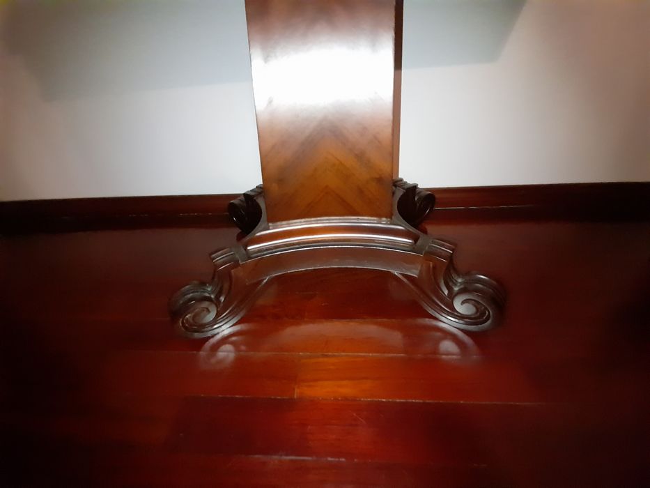 Mesa de jogo em mogno