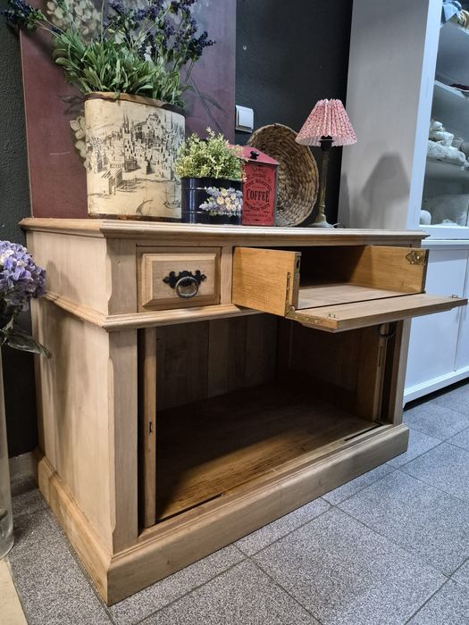 Aparador em madeira natural. Oferecemos a entrega na zona de Lisboa.