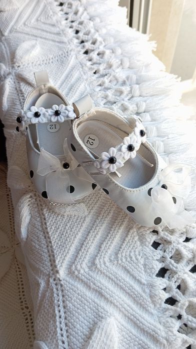 Sapatinho Feminino Branco e Preto para Bebé