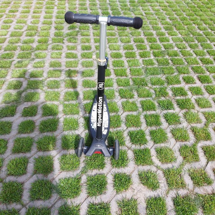 Hulajnoga trzy kołowa z podświetlanymi kołami.