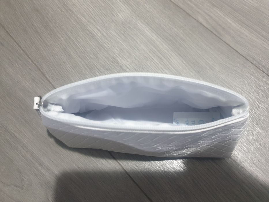 Biała kosmetyczka saszetka 18 cm kratka