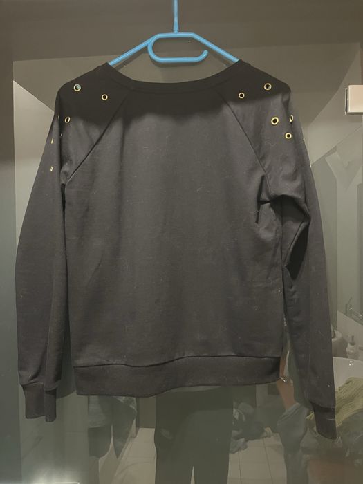 Czarna bluza ze złotym napisem Guess