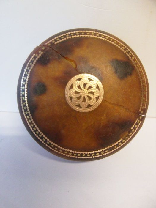 antiga caixa de rapé em tortoise com incrustações em ouro Sec.XIX