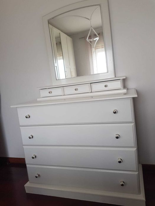 Cómoda com espelho