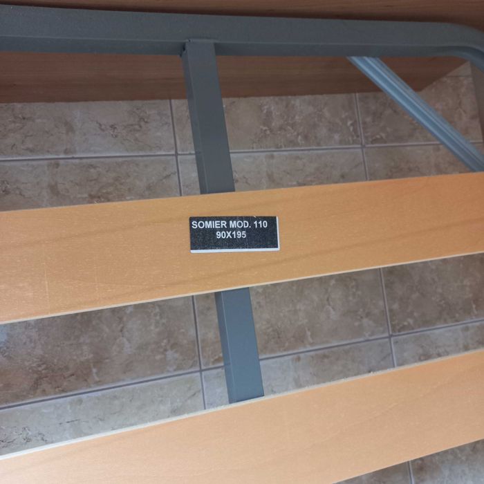 Cama para solteiro com estrado de ripas pouca usada e sem colchão