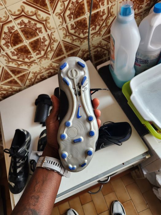 Chuteiras e caneleiras