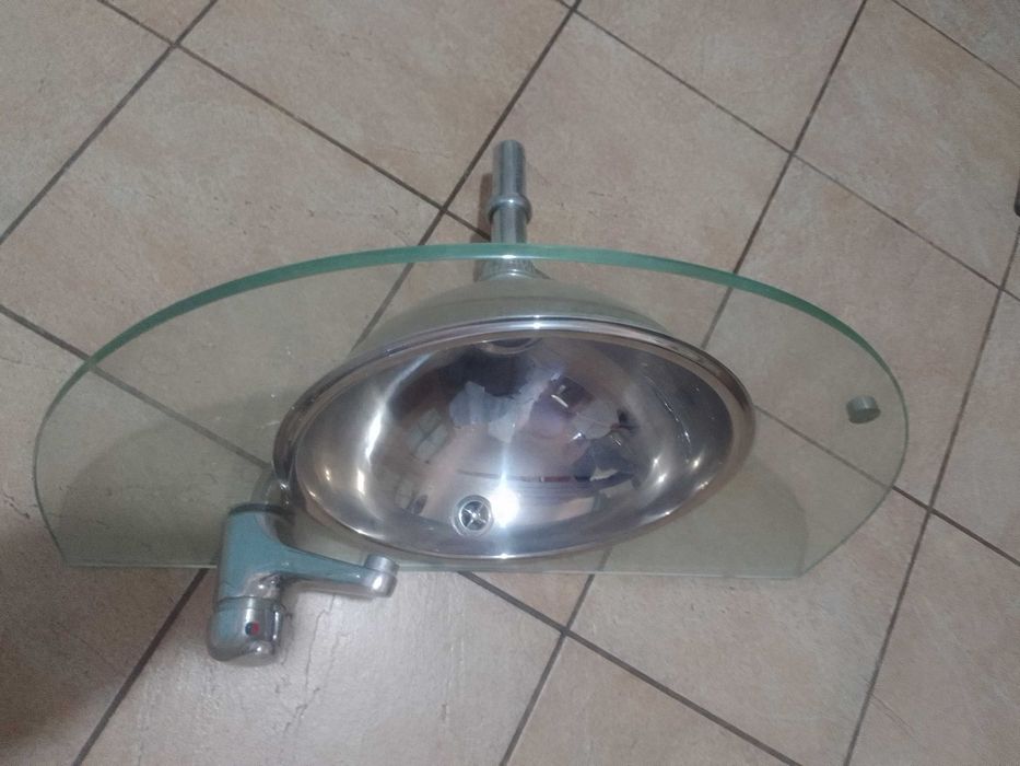 Стікляний умивальник