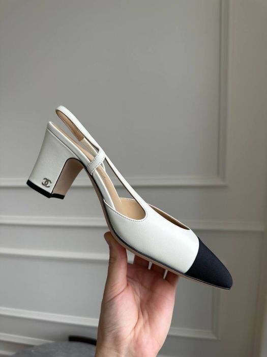 Buty z odkrytą piętą Chanel