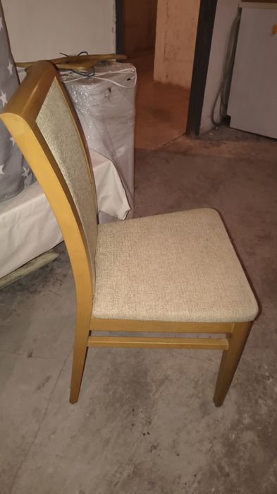 Cztery krzesła drewniane