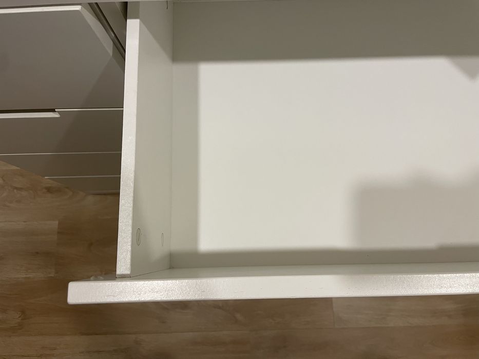 Móvel branco grande com gavetas