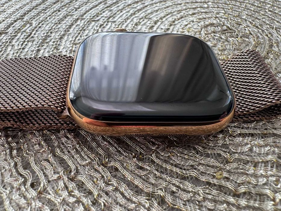 Apple Watch Series 10 ze złotego tytanu i bransoletą mediolańską