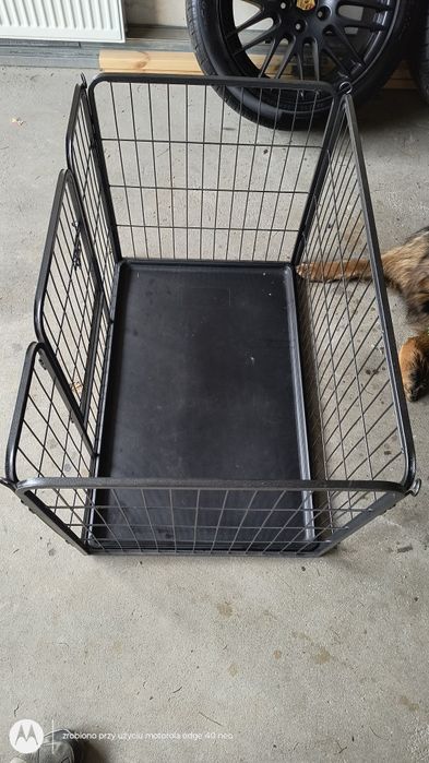 Klatka, kojec, zagroda dla psa.