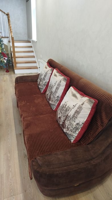 Диван в вітальню,б/у ідеальний стан,2,80см