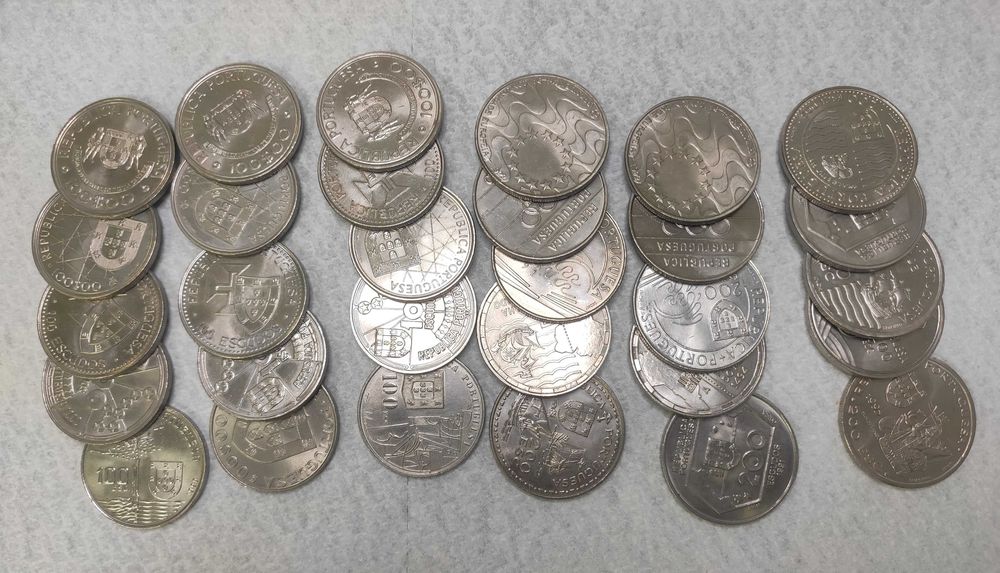 Conjunto 30 moedas 15x 100$ + 15x 200$ Comemorativas