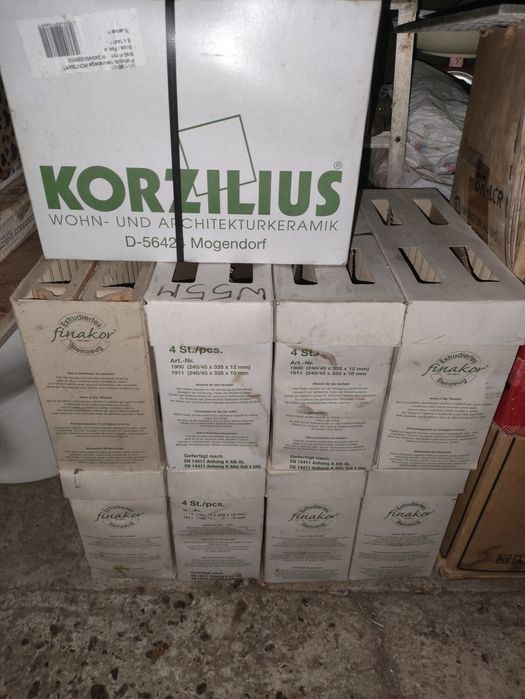 Плитку для сходів з капіносом Korzilius з колекції Montmartre (MontMart)