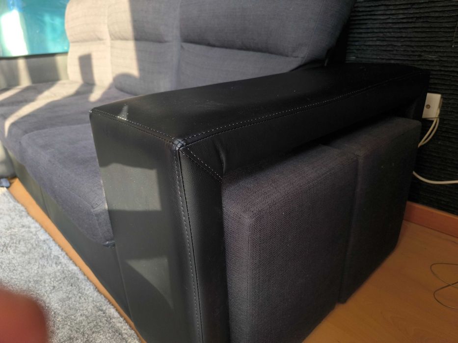 Sofá de 3 Lugares c/ Chaise Longue (Baú) + 2 Puffs | Disponibilidade Imediata
