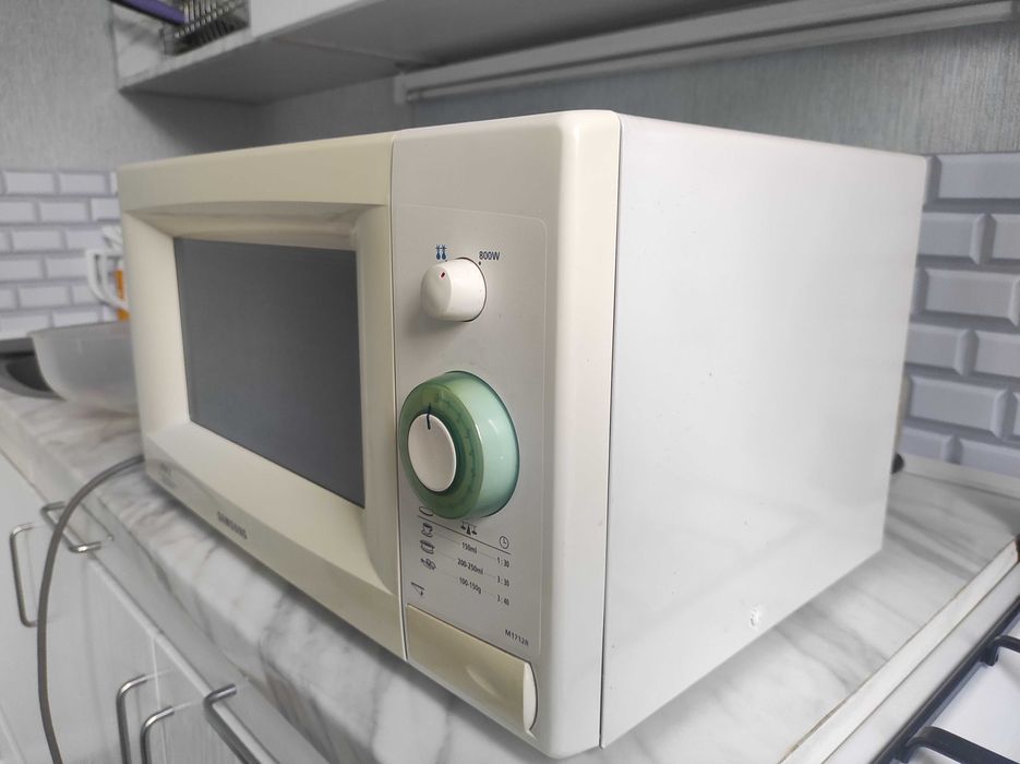 Мікрохвильова піч  20 літрів Samsung  M1712R