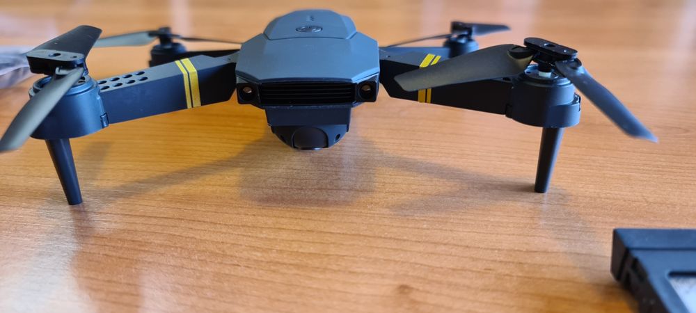 Drone com camara, 2 baterias e visão no telemovel