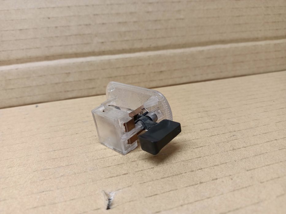 Lampka podświetlenia schowka pasażera VW Skoda Seat