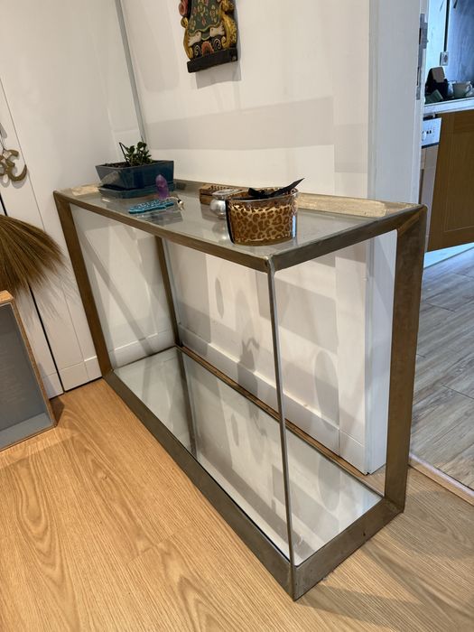 Aparador em ferro e vidro