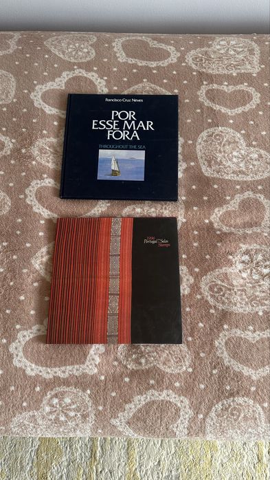 Dois livros com selos