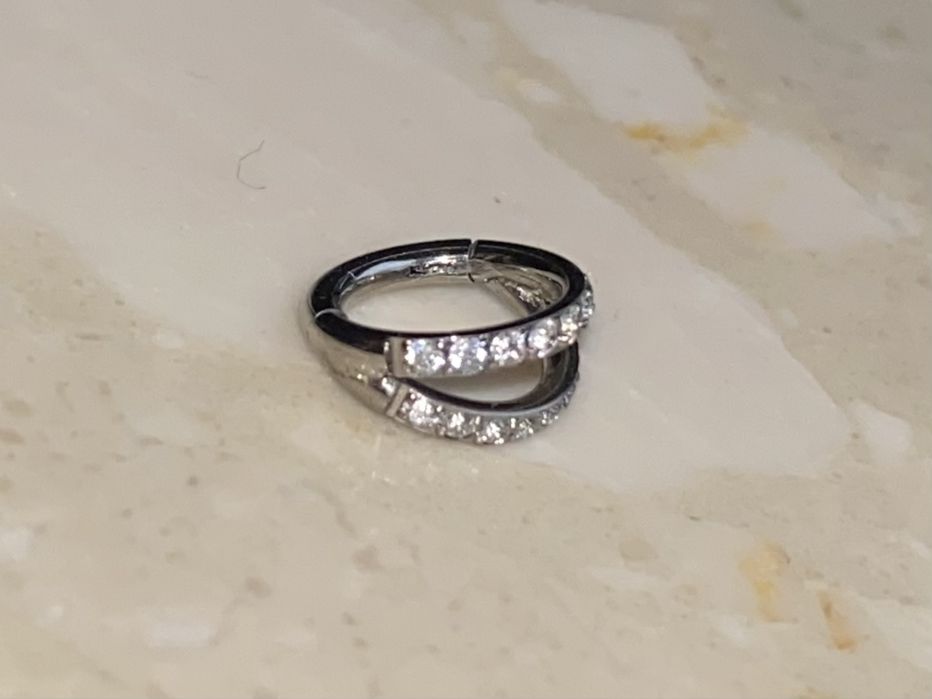 Unisex kolczyk 6 mm piercing 16 G podwójne kółko segment Tytan