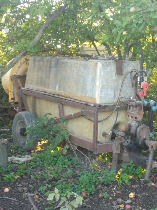 Оприскувач садовий 2000 літрів.