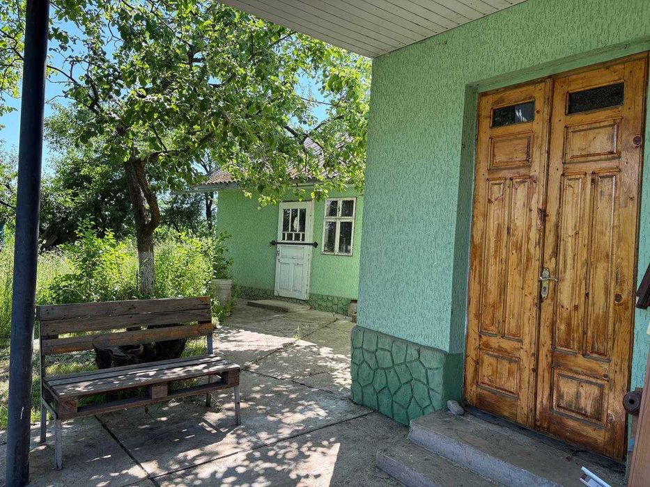 15км від центра чернівців Продам домоволодіння з двома житловими будинками на 50 сотках землі  Чернівецька область, Чернівецький район, с. Кут