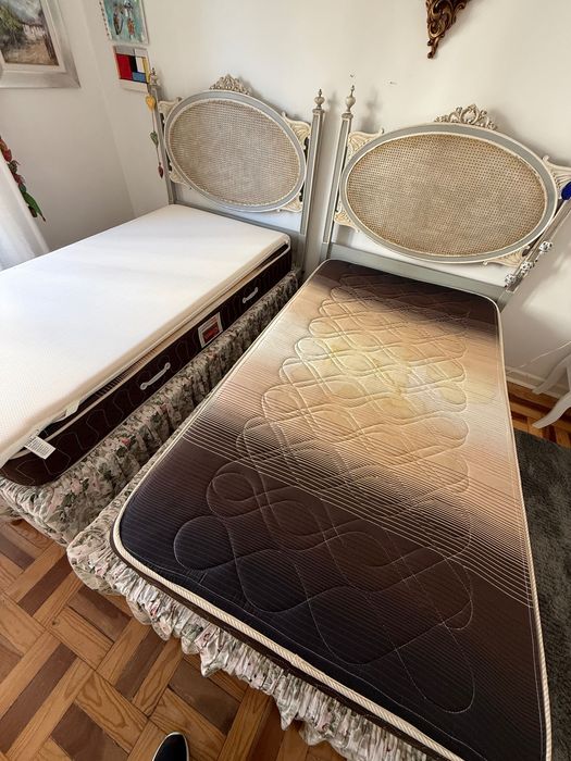 Duas camas individuais, com colchão e Sobre-colchao