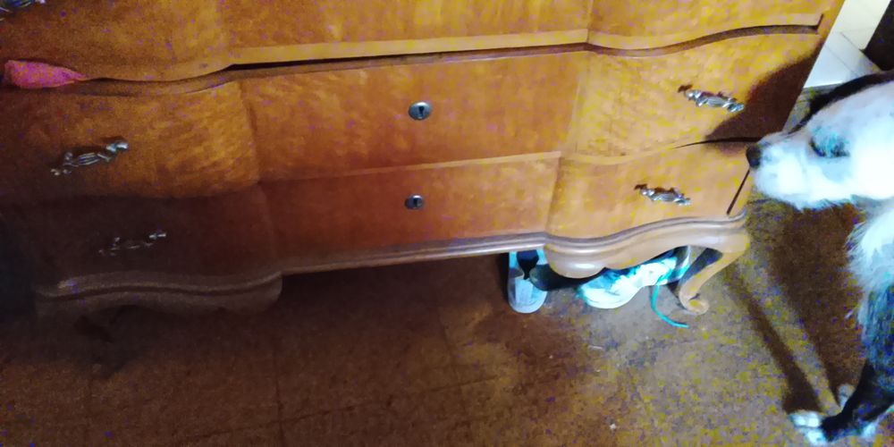 Cómoda de madeira de boa qualidade com chave e guarda roupa igual