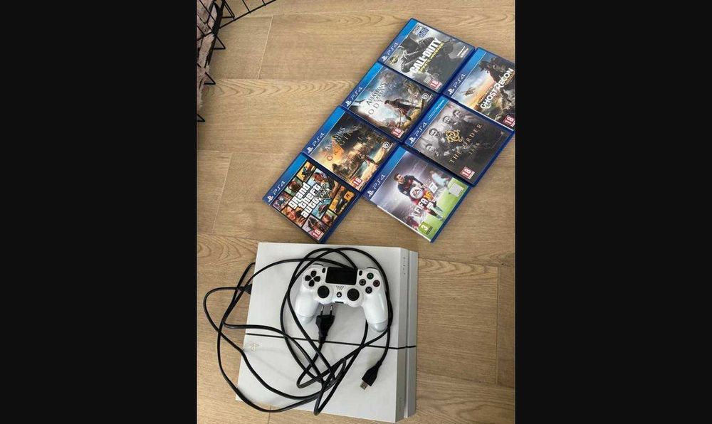 PlayStation 4 Branca com 7 Jogos e 2 Comandos