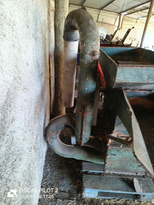 Moinho de martelos da Tramagal tocado por trator