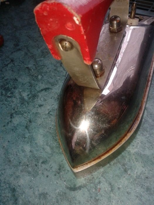 Stare żelazko "CZĘSTOCHOWA" PRL - drewniana, czerwona rączka