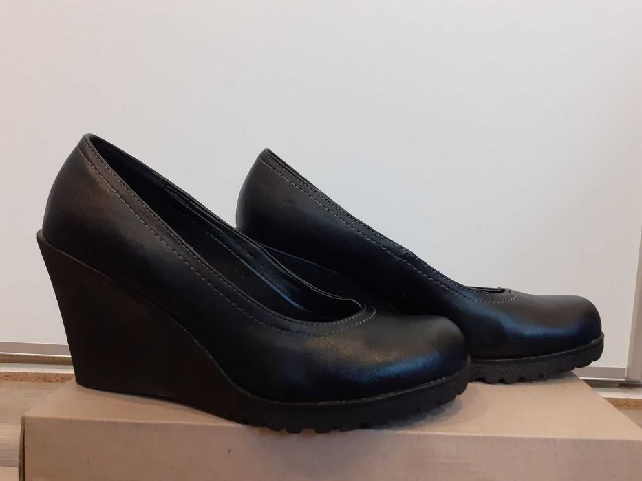 Buty na koturnie