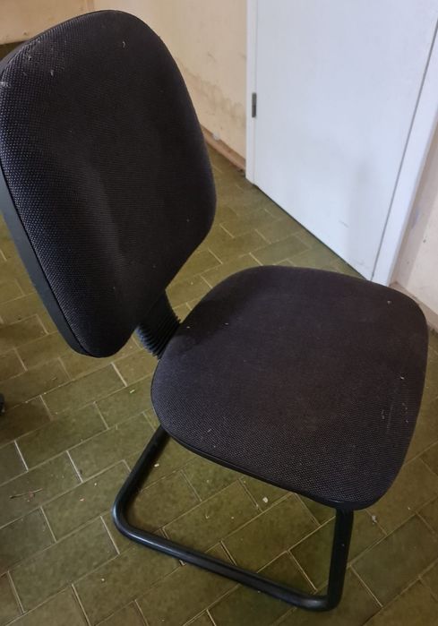 Cadeira marca "Levira " tecido cinza