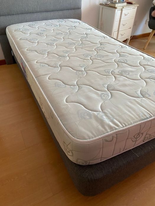 Cama Solteiro Completa: Sommier + Cabeceira Estofada Cinza + Colchão Climax