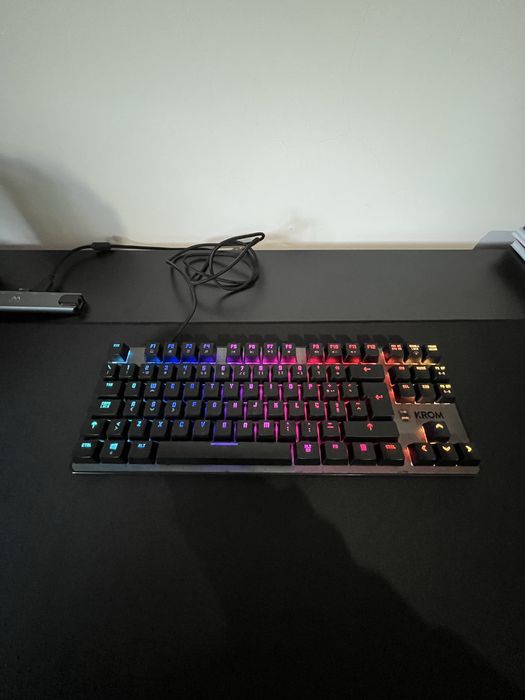 Teclado, rato, microfone, tapetes de rato e hubs