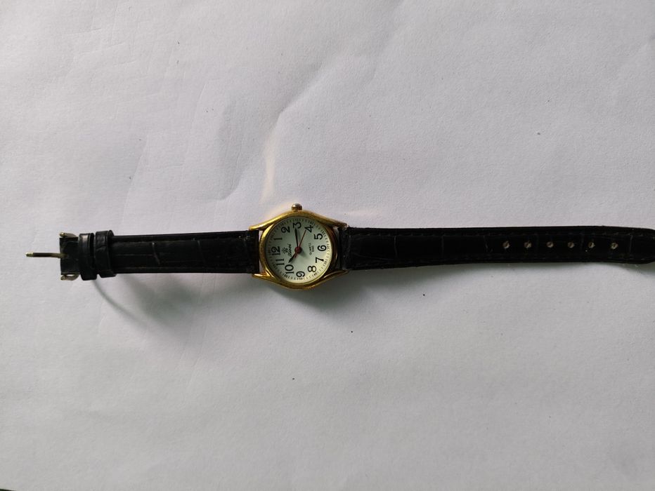 Часы наручные кварцевые женские,договорная.