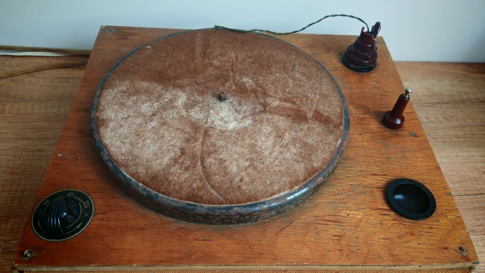 Stary gramofon , 3 prędkosci talerza