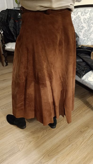 Saia midi de pele castanha,