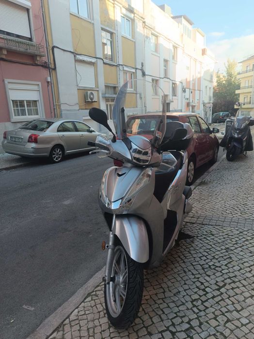 Honda SH300i – Muito bem estimada – 2 chaves