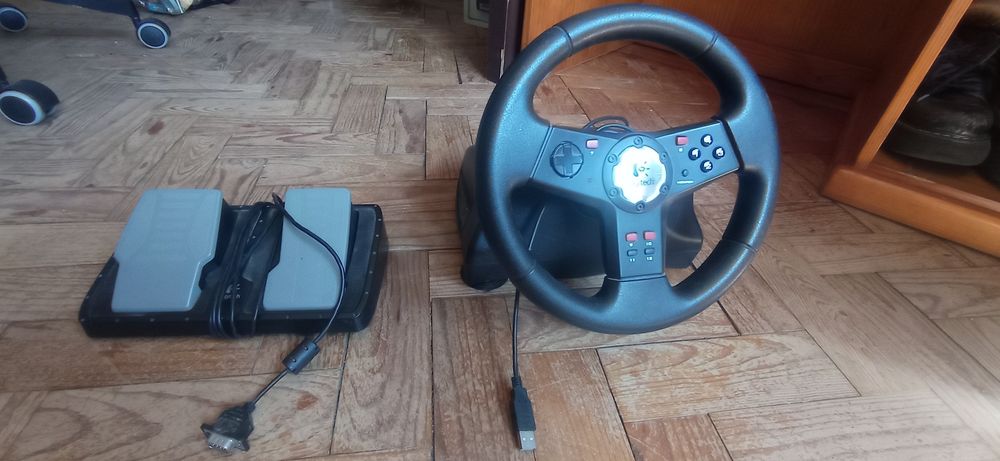 Volante Logitech com pedais