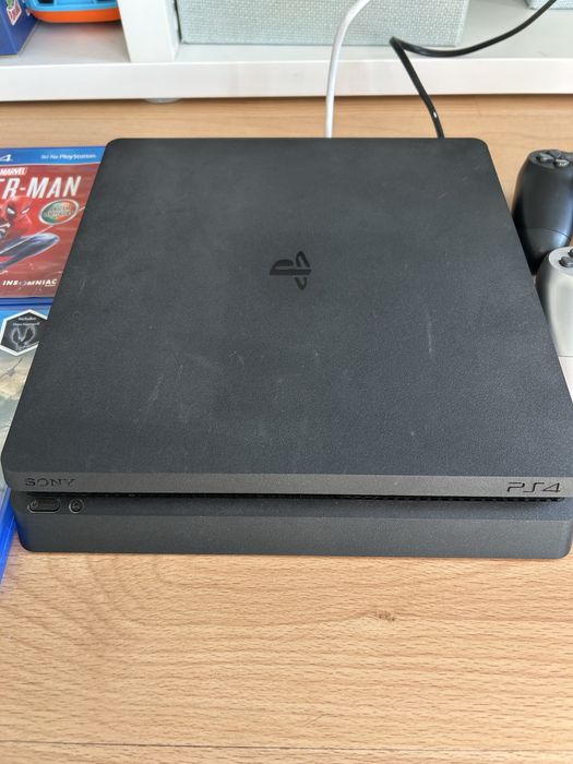 PlayStation 4 slim + 2 comandos + 2 jogos
