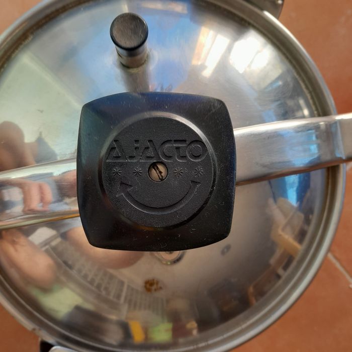 Panela de pressão em ferro fundido com asas e pipo