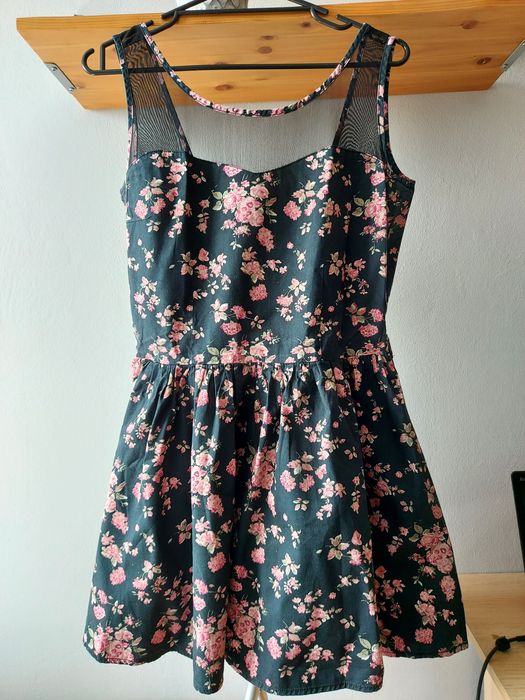 Sukienka w kwiatki Cropp