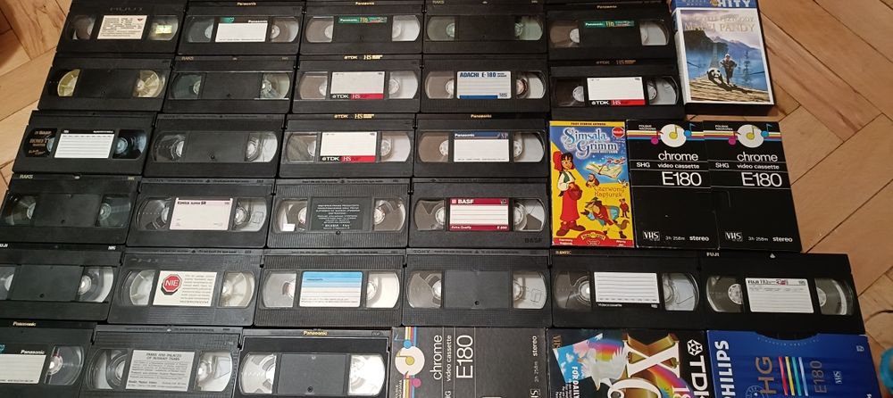 Duży zestawDuży zestaw kaset VHS - 39 sztuk | Klasyka kina, Bajki, Kursy BBC | Mix marek
Opis:
Na sprzedaż trafia pokaźna kolekcja 39 sztuk kaset VHS.