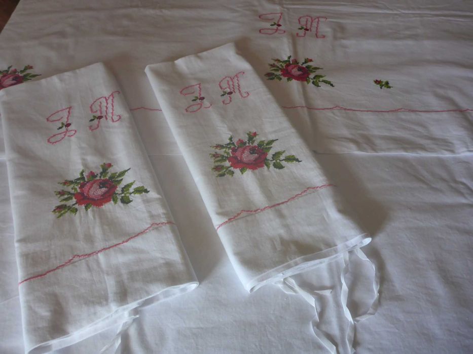 Lençol e duas almofadas - Linho misto com bordado manual a ponto cruz